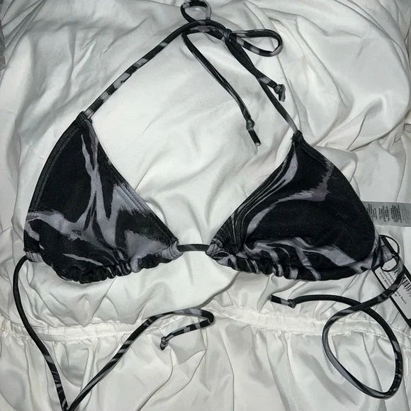 PrettyLittleThing Monochrome Zebra Swirl Print Beach Coverup & Bikini - Picture 6 of 7